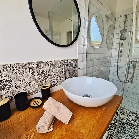 Ta بيت خشبي *